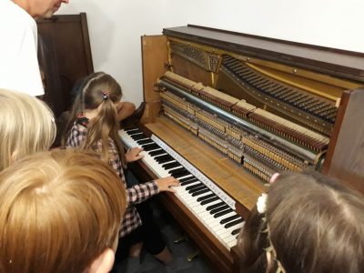 Lernen mit allen Sinnen: Der Klavierstimmer ist zu Besuch